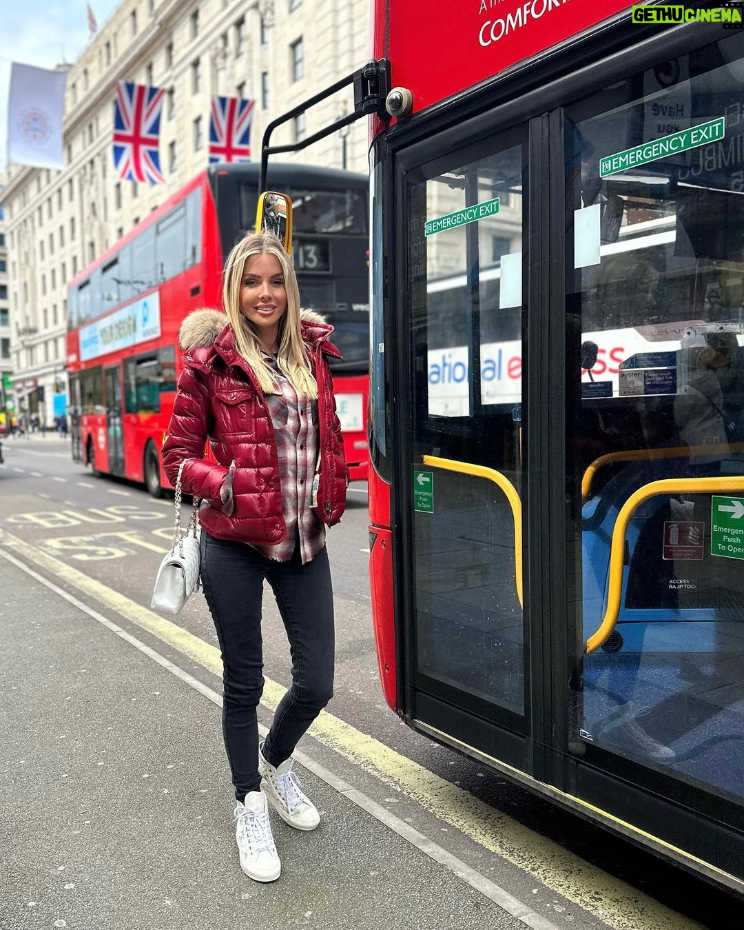 Jessica Thivenin Instagram - Une vraie touriste 🇬🇧♥️