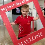 Jessica Thivenin Instagram - Maylone est rentré aujourd’hui à école, fini la nursery!.. Une nouvelle aventure commence ♥️ ça c’est super bien passé il a adoré et voulait même y rester ! Ça fait tellement bizarre j’ai l’impression que c’était hier qu’il est né , et pourtant c’est un grand garçon qui a bientôt 4 ans ! Je suis fière de mon petit garçon 🙏🏻🥰 j’ai versé une larme 🥲