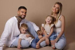 Jessica Thivenin Instagram - Family 🤍 
Help ! On sait pas laquelle encadrer?! 1,2,3,4?
