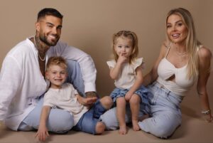 Jessica Thivenin Instagram - Family 🤍 
Help ! On sait pas laquelle encadrer?! 1,2,3,4?