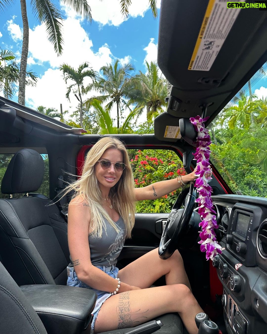 Jessica Thivenin Instagram - K A U A I 🌴 vraiment une île incroyable qu’on a pu faire en long, en large et en travers. Kauai,Hawai