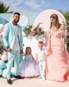 Jessica Thivenin Instagram - 30.07.2023 Baptême Maylone & Leewane 💕 📸 @fannie_gortazar