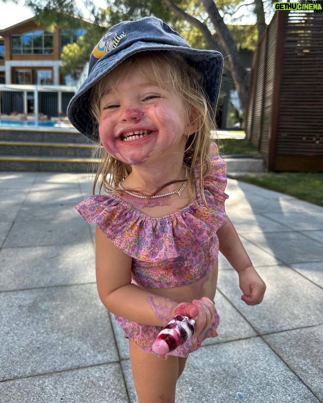 Jessica Thivenin Instagram - On est bien arrivés au @rixossungate Les enfants sont au paradis ♥️🥹 #collaborationcommerciale Rixos Sungate Resort - Antalya, Turkey