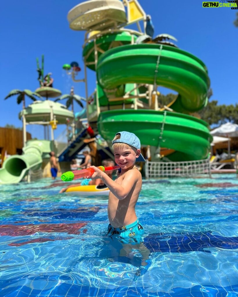 Jessica Thivenin Instagram - On est bien arrivés au @rixossungate Les enfants sont au paradis ♥️🥹 #collaborationcommerciale Rixos Sungate Resort - Antalya, Turkey