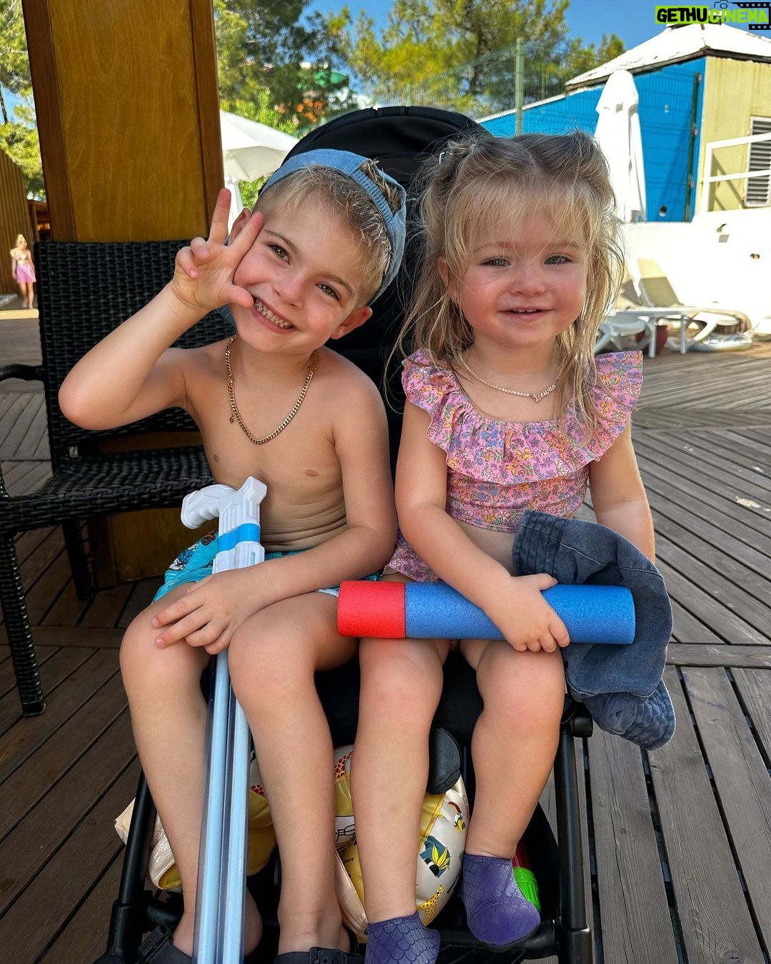 Jessica Thivenin Instagram - On est bien arrivés au @rixossungate Les enfants sont au paradis ♥️🥹 #collaborationcommerciale Rixos Sungate Resort - Antalya, Turkey