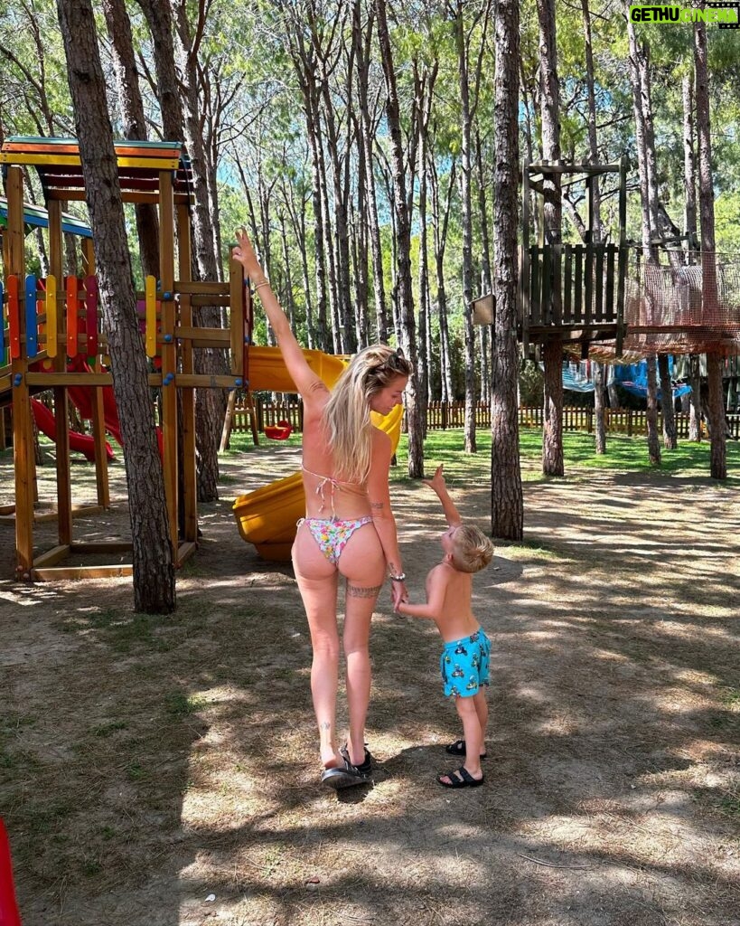 Jessica Thivenin Instagram - On est bien arrivés au @rixossungate Les enfants sont au paradis ♥️🥹 #collaborationcommerciale Rixos Sungate Resort - Antalya, Turkey