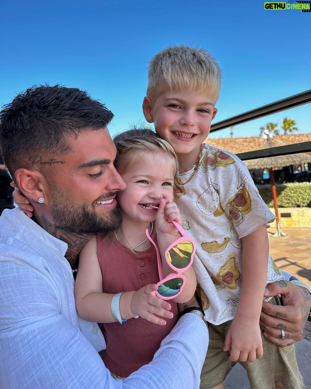 Jessica Thivenin Instagram - Nos vacances à Minorque se termine elles étaient incroyable 🥹 les voir aussi heureux je suis comblée ❤️🍀