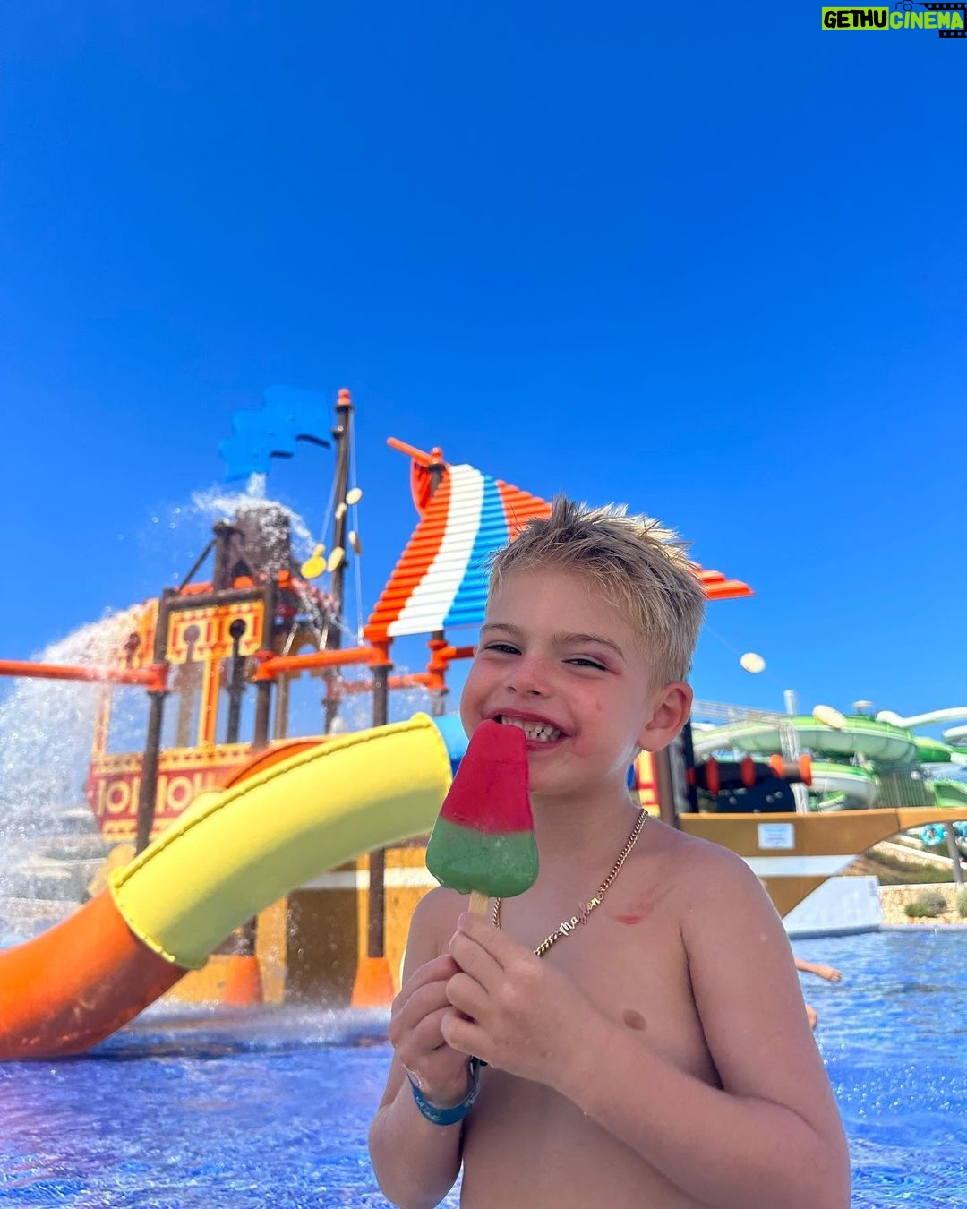 Jessica Thivenin Instagram - Nos vacances à Minorque se termine elles étaient incroyable 🥹 les voir aussi heureux je suis comblée ❤️🍀