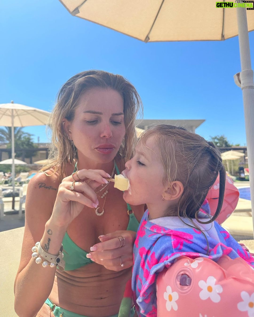 Jessica Thivenin Instagram - Nos vacances à Minorque se termine elles étaient incroyable 🥹 les voir aussi heureux je suis comblée ❤️🍀