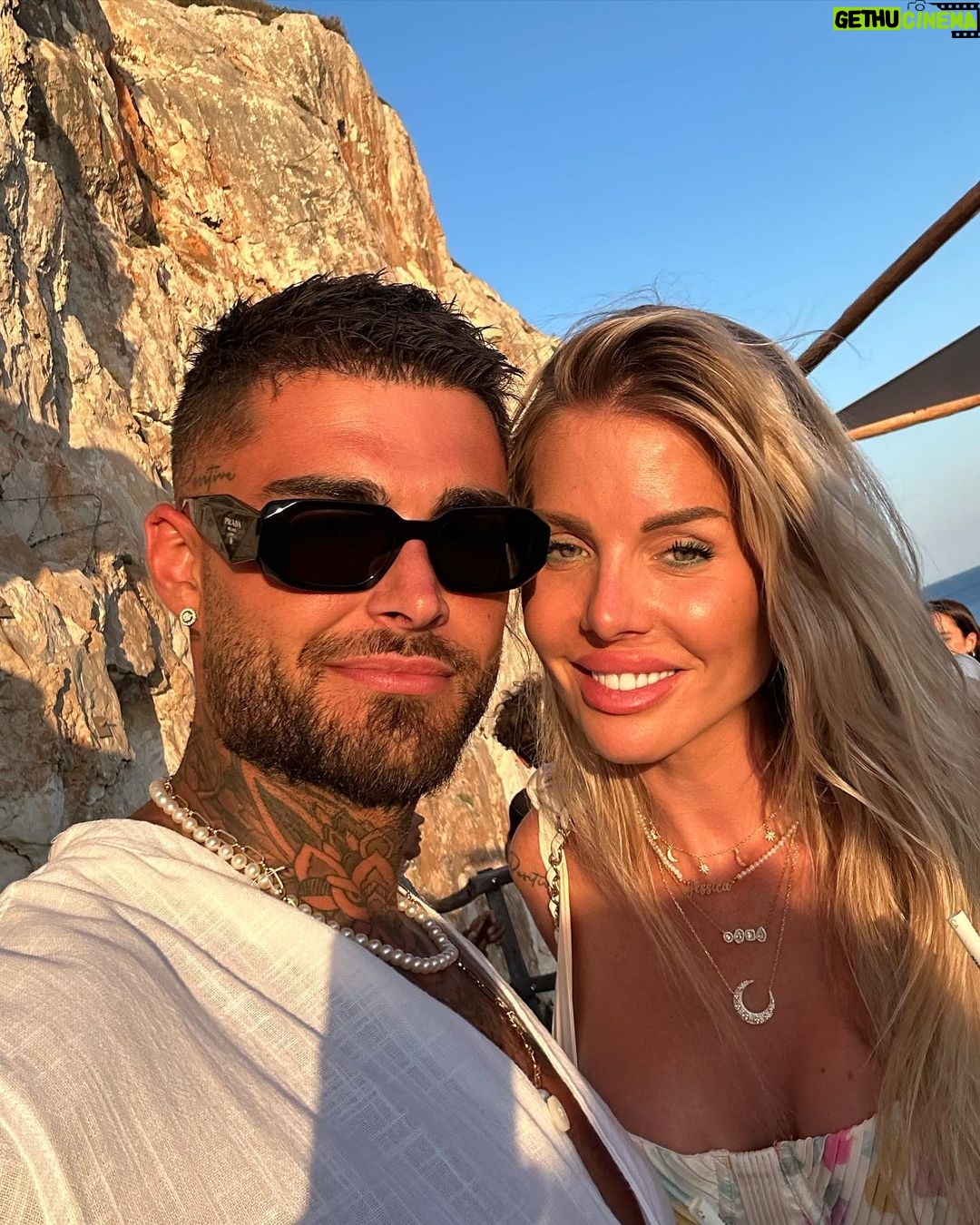 Jessica Thivenin Instagram - Nos vacances à Minorque se termine elles étaient incroyable 🥹 les voir aussi heureux je suis comblée ❤️🍀