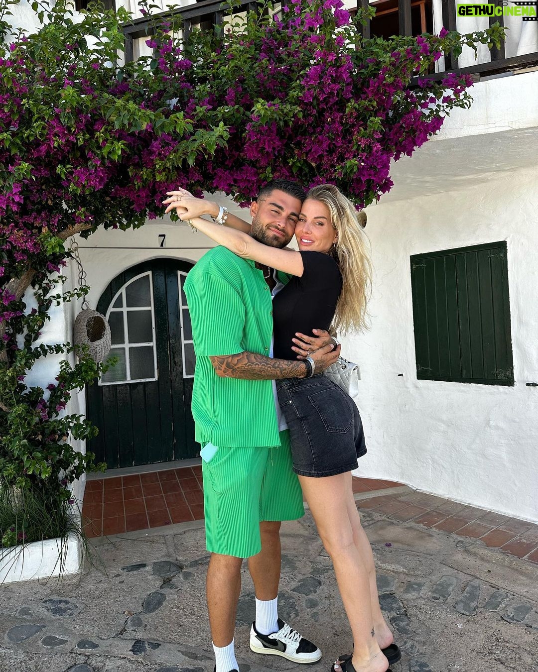 Jessica Thivenin Instagram - Minorque 🇪🇸♥️ en famille on s’éclate, je suis tellement reconnaissante, qu’on puisse vivre tout ça, et aucun regret sur la destination qu’on a choisis qui est juste magnifique 🥹 GRATEFUL 🍀 Menorca - Islas Baleares - Spain