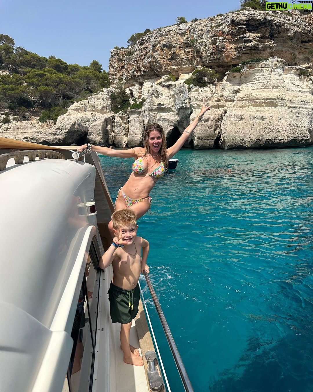 Jessica Thivenin Instagram - Minorque 🇪🇸♥️ en famille on s’éclate, je suis tellement reconnaissante, qu’on puisse vivre tout ça, et aucun regret sur la destination qu’on a choisis qui est juste magnifique 🥹 GRATEFUL 🍀 Menorca - Islas Baleares - Spain