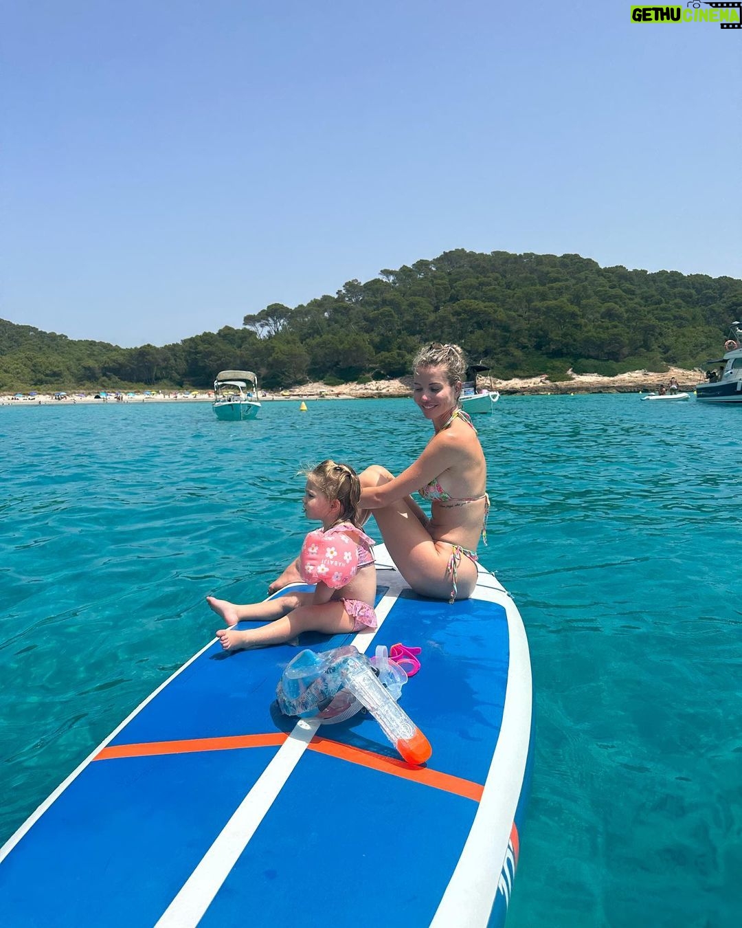 Jessica Thivenin Instagram - Minorque 🇪🇸♥️ en famille on s’éclate, je suis tellement reconnaissante, qu’on puisse vivre tout ça, et aucun regret sur la destination qu’on a choisis qui est juste magnifique 🥹 GRATEFUL 🍀 Menorca - Islas Baleares - Spain