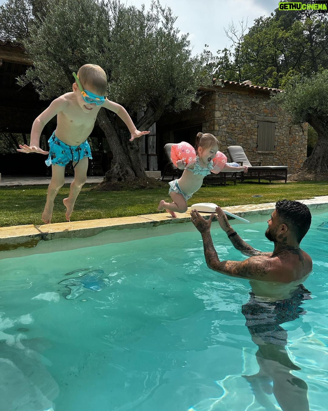 Jessica Thivenin Instagram - Petit séjour en famille ♥️ Maylone a prit pour la première fois une photo de @thibaultgarcia et moi trop fière de lui du coup je la poste!, bon il a pas évité la cellulite mais il a bien cadré 🤣 c’est une belle première 🤣🙏🏻. Château de Berne