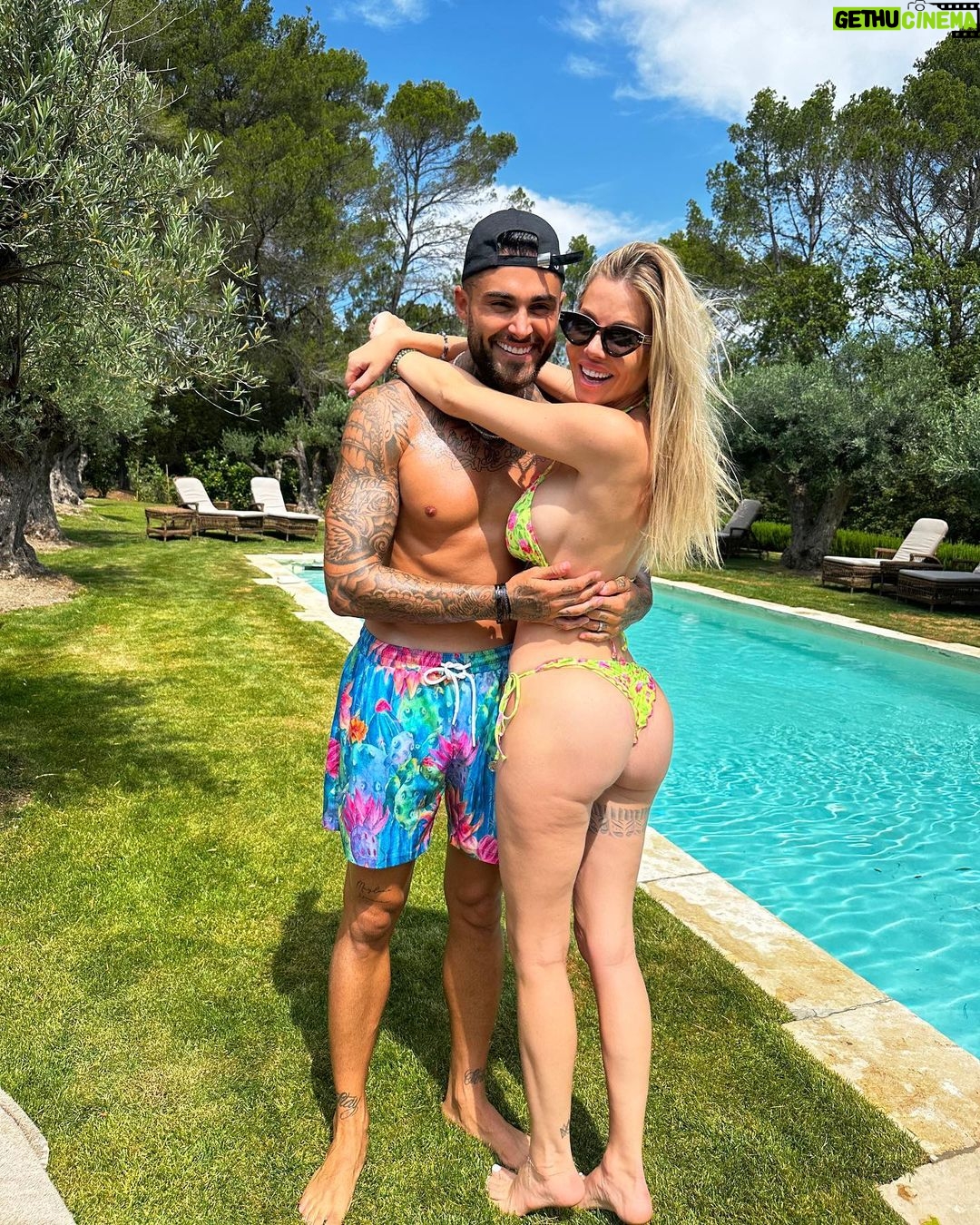 Jessica Thivenin Instagram - Petit séjour en famille ♥️ Maylone a prit pour la première fois une photo de @thibaultgarcia et moi trop fière de lui du coup je la poste!, bon il a pas évité la cellulite mais il a bien cadré 🤣 c’est une belle première 🤣🙏🏻. Château de Berne