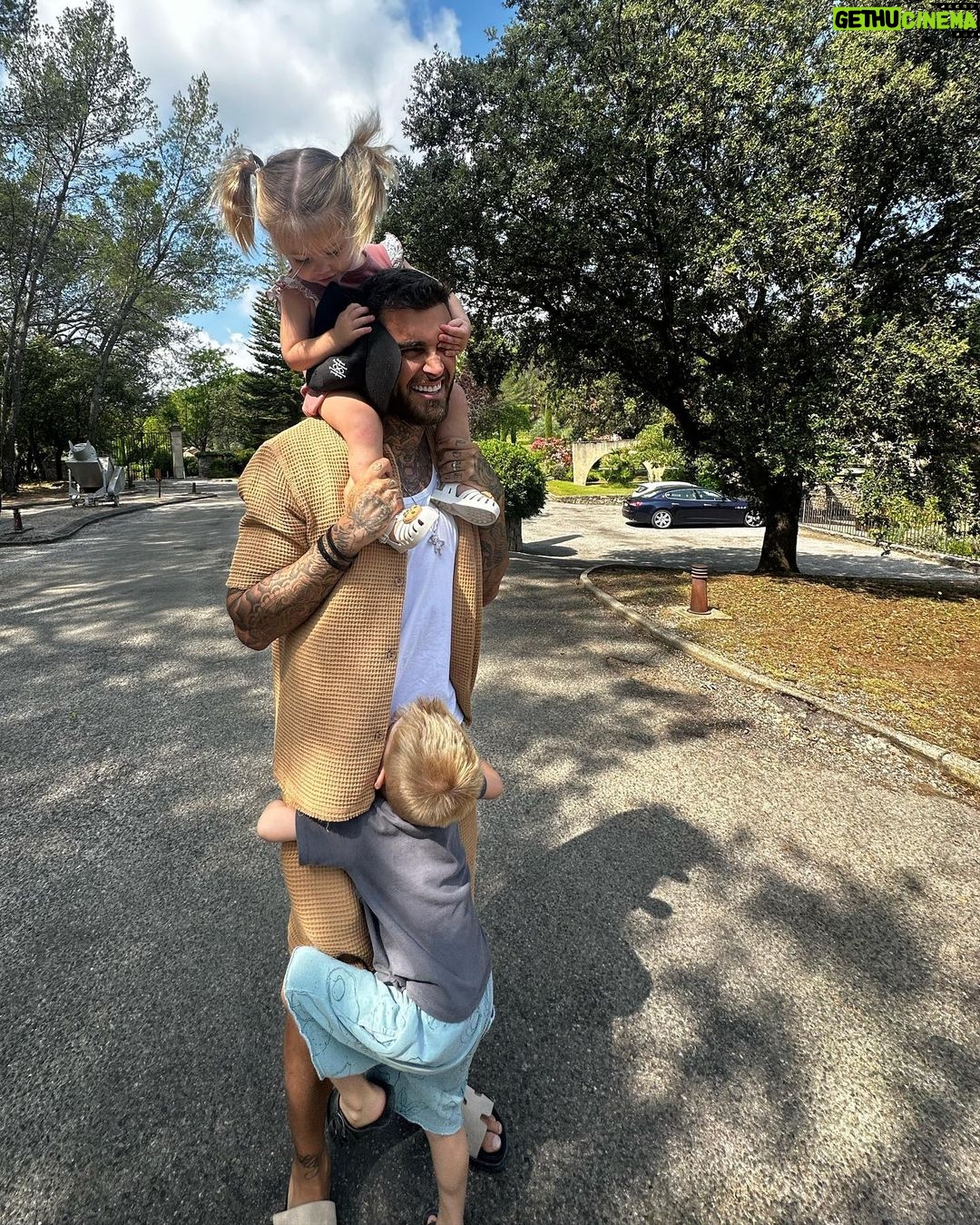Jessica Thivenin Instagram - Petit séjour en famille ♥️ Maylone a prit pour la première fois une photo de @thibaultgarcia et moi trop fière de lui du coup je la poste!, bon il a pas évité la cellulite mais il a bien cadré 🤣 c’est une belle première 🤣🙏🏻. Château de Berne