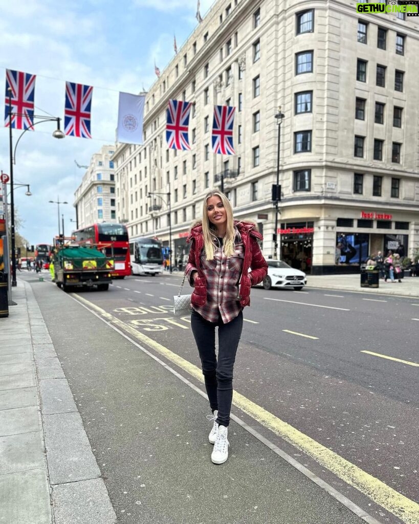 Jessica Thivenin Instagram - Une vraie touriste 🇬🇧♥️