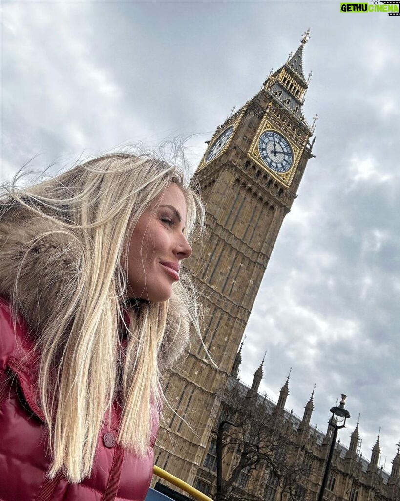 Jessica Thivenin Instagram - Une vraie touriste 🇬🇧♥️