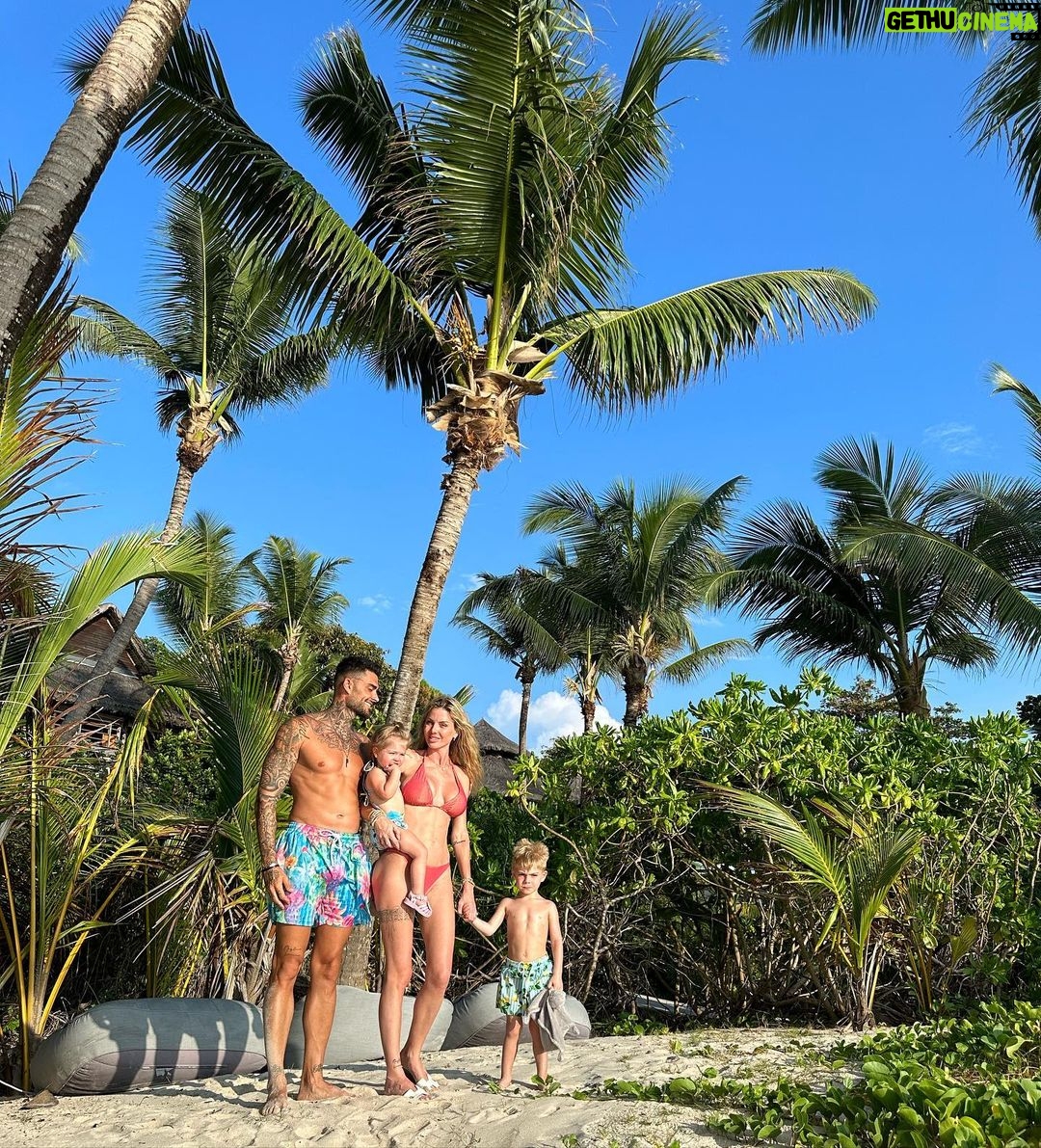 Jessica Thivenin Instagram - Nos vacances aux Seychelles se terminent c’était magnifique, et encore plus en famille 🇸🇨♥️
