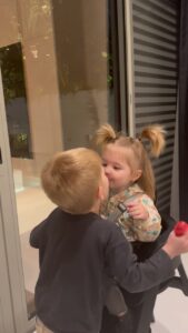 Jessica Thivenin Instagram - Après 1845389 claques dans la tronche ENFIN Leewane fait des bisous 🙏🏻🙌🏼 Trop d’amour ♥️🥰