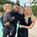Jessica Thivenin Instagram - Nous vous souhaitons une très bonne année 2023, pleine de bonheur , d’amour de joie mais surtout le plus important, la santé à vous tous ♥️ prenez soin de vous, de vos familles, vivez chaque instant pleinement, restez positifs, soyez ambitieux . On vous aime et bien sûr RDV sur nos snap respectifs, pour partager cette nouvelle année tous ensemble. On vous aime la famille Garcia ♥️🙏🏻🍀🧿