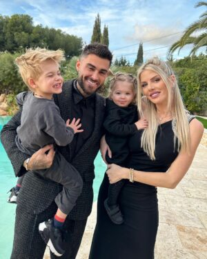 Jessica Thivenin Instagram - Nous vous souhaitons une très bonne année 2023,  pleine de bonheur , d’amour de joie mais surtout le plus important, la santé à vous tous ♥️ prenez soin de vous,  de vos familles, vivez chaque instant pleinement, restez positifs, soyez ambitieux . On vous aime et bien sûr RDV sur nos snap respectifs, pour partager cette nouvelle année tous ensemble. On vous aime la famille Garcia ♥️🙏🏻🍀🧿