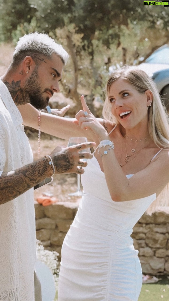 Jessica Thivenin Instagram - 4 ans de mariage aujourd’hui, noces de cire ♥️✨ je t’aime à l’infini et bien plus encore … merci de m’offrir cette vie incroyable dont j’ai toujours rêvé, un mari bienveillant attentionné aimant, des enfants incroyables …. Bref je suis heureuse!.. merci Je t’aime ♥️🙏🏻✨