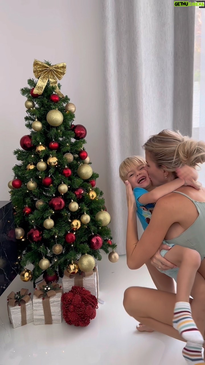 Jessica Thivenin Instagram - Hello ce matin au réveil MAYLONE a fait son premier sapin de Noël 🥹🎄. Il était tellement heureux ♥️ ( j’en ai pleuré lol ) j’aime tellement Noël, j’adore voir la magie de Noël dans ses yeux . 😍comblée heureuse🥰