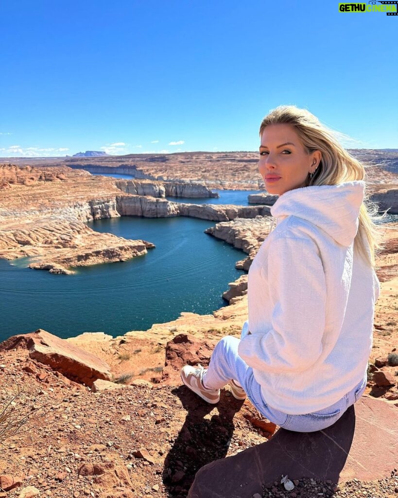 Jessica Thivenin Instagram - Lake Powell, on en prend plein la vue ♥️ Lake Powell, Utah