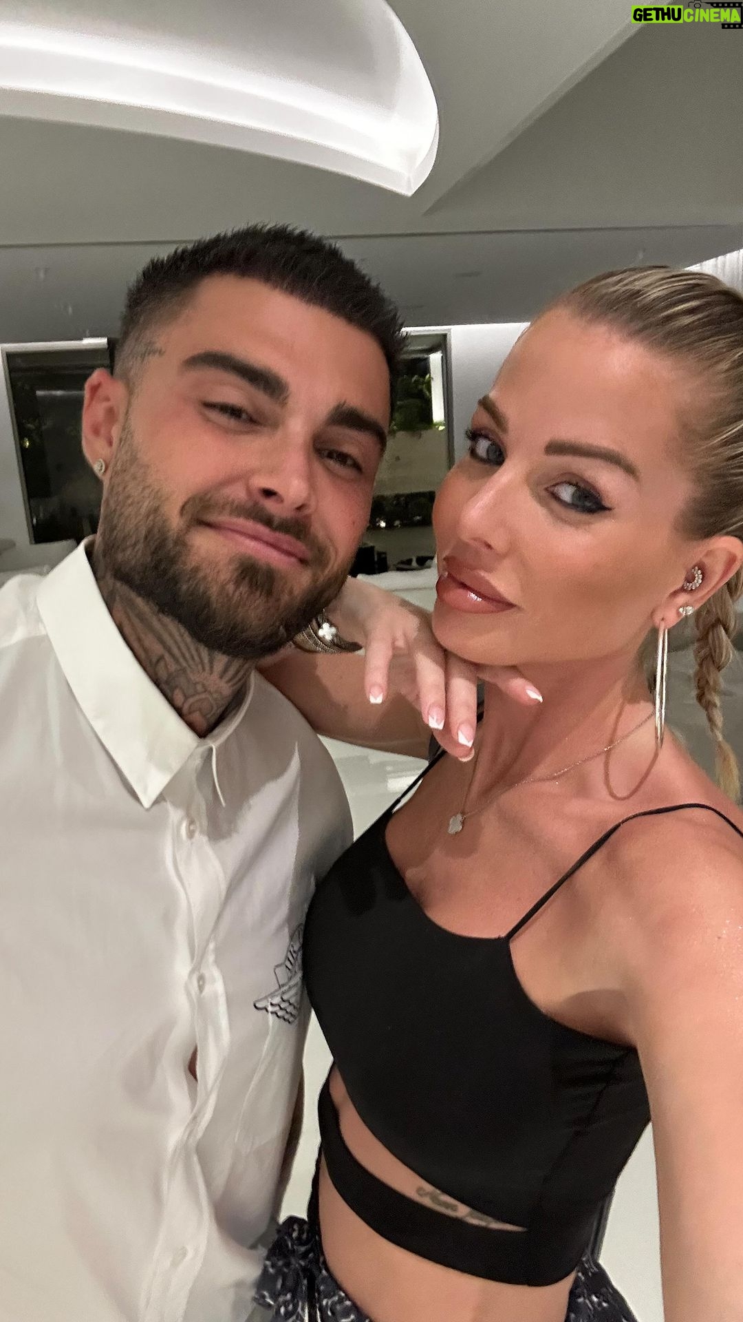 Jessica Thivenin Instagram - Y a-t-il d’autres femmes qui font ça ? 🤣🤣