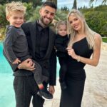 Jessica Thivenin Instagram - Nous vous souhaitons une très bonne année 2023, pleine de bonheur , d’amour de joie mais surtout le plus important, la santé à vous tous ♥️ prenez soin de vous, de vos familles, vivez chaque instant pleinement, restez positifs, soyez ambitieux . On vous aime et bien sûr RDV sur nos snap respectifs, pour partager cette nouvelle année tous ensemble. On vous aime la famille Garcia ♥️🙏🏻🍀🧿