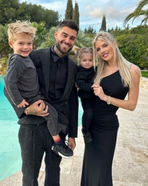 Jessica Thivenin Instagram - Nous vous souhaitons une très bonne année 2023,  pleine de bonheur , d’amour de joie mais surtout le plus important, la santé à vous tous ♥️ prenez soin de vous,  de vos familles, vivez chaque instant pleinement, restez positifs, soyez ambitieux . On vous aime et bien sûr RDV sur nos snap respectifs, pour partager cette nouvelle année tous ensemble. On vous aime la famille Garcia ♥️🙏🏻🍀🧿
