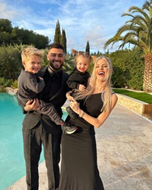 Jessica Thivenin Instagram - Nous vous souhaitons une très bonne année 2023,  pleine de bonheur , d’amour de joie mais surtout le plus important, la santé à vous tous ♥️ prenez soin de vous,  de vos familles, vivez chaque instant pleinement, restez positifs, soyez ambitieux . On vous aime et bien sûr RDV sur nos snap respectifs, pour partager cette nouvelle année tous ensemble. On vous aime la famille Garcia ♥️🙏🏻🍀🧿