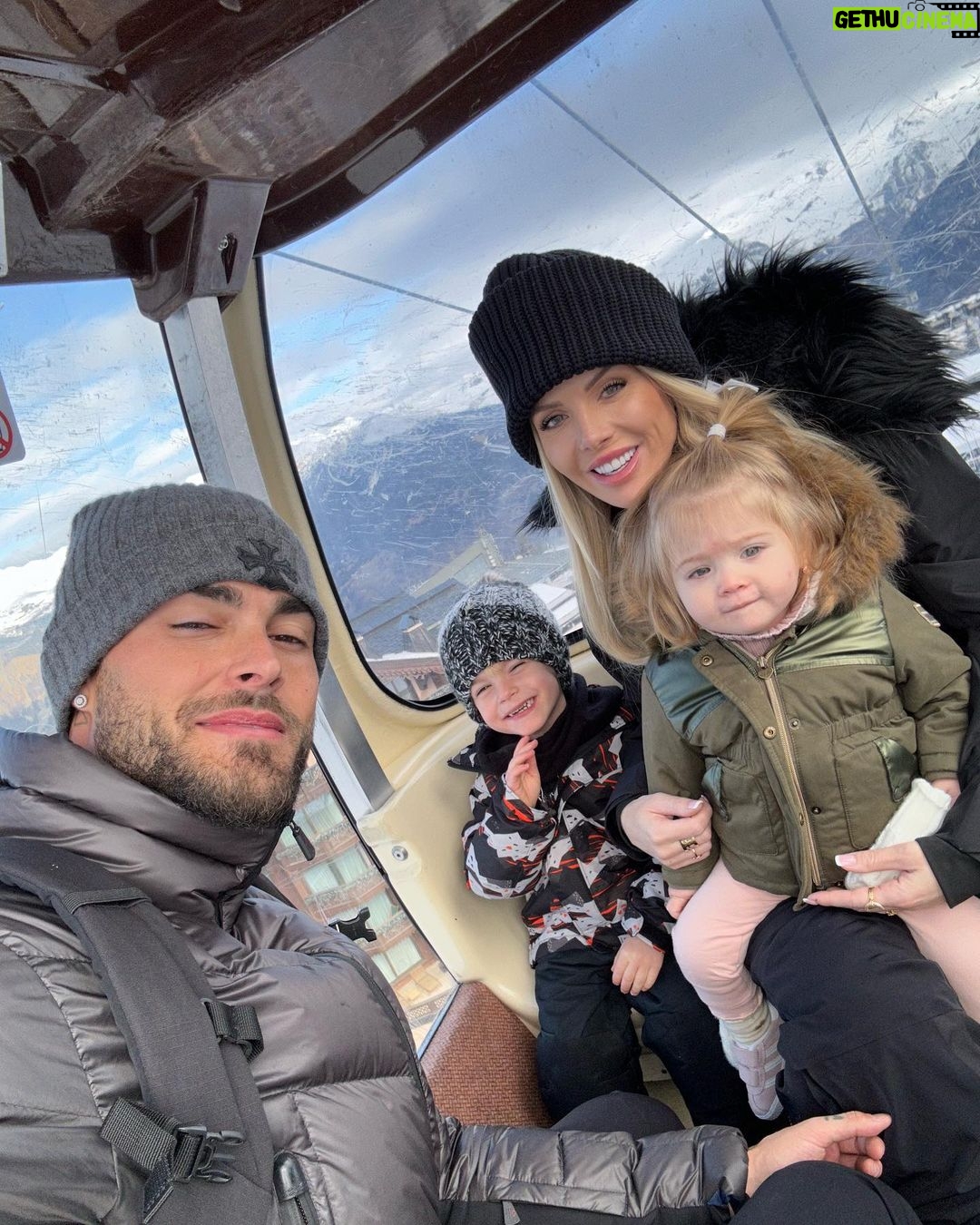 Jessica Thivenin Instagram - Nos première vacances au ski en famille ! ❄️Faire découvrir la neige aux enfants c’était incroyable ♥️