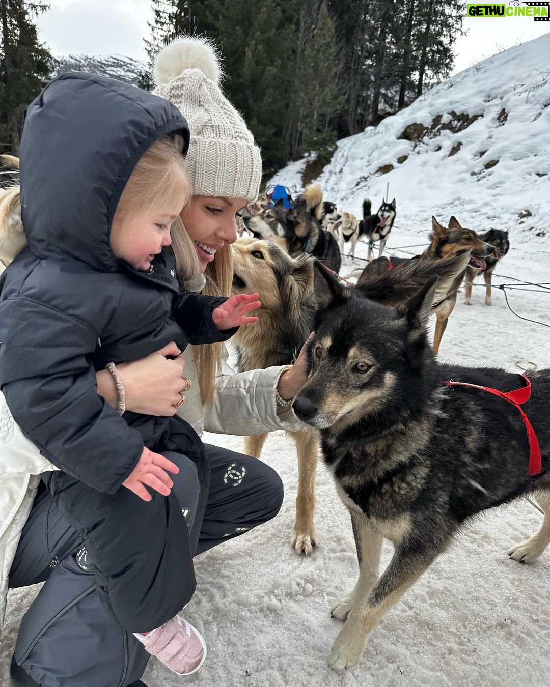Jessica Thivenin Instagram - Nos première vacances au ski en famille ! ❄️Faire découvrir la neige aux enfants c’était incroyable ♥️