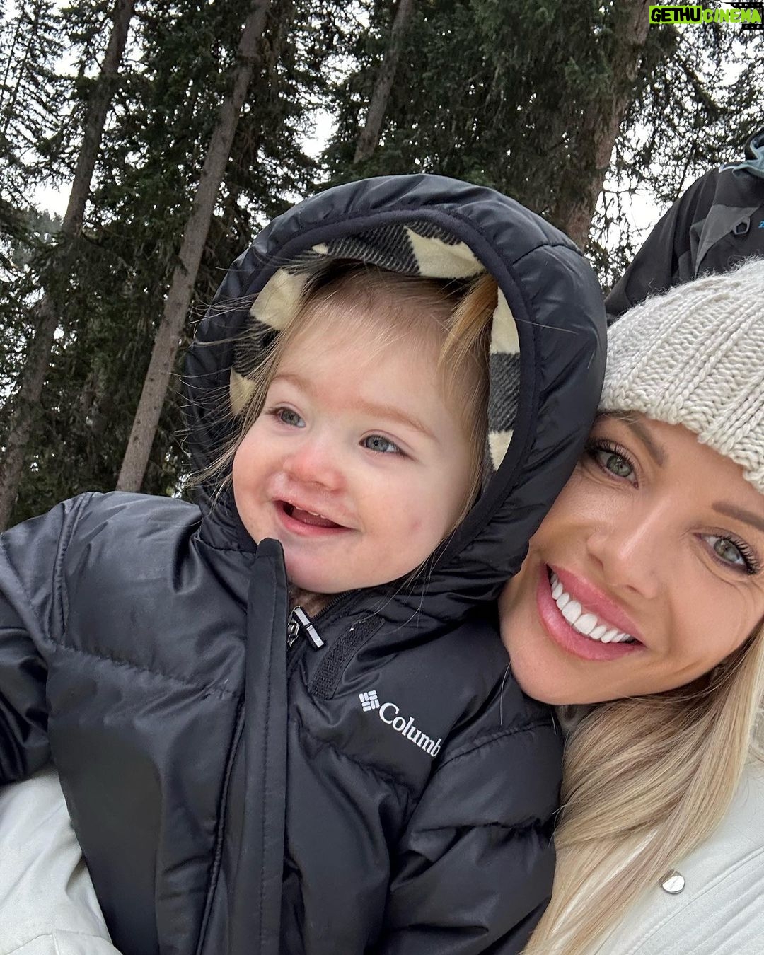 Jessica Thivenin Instagram - Nos première vacances au ski en famille ! ❄️Faire découvrir la neige aux enfants c’était incroyable ♥️