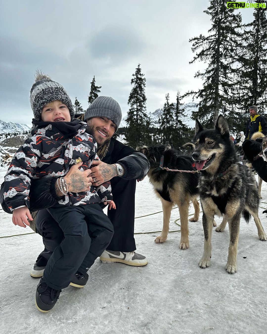 Jessica Thivenin Instagram - Nos première vacances au ski en famille ! ❄️Faire découvrir la neige aux enfants c’était incroyable ♥️