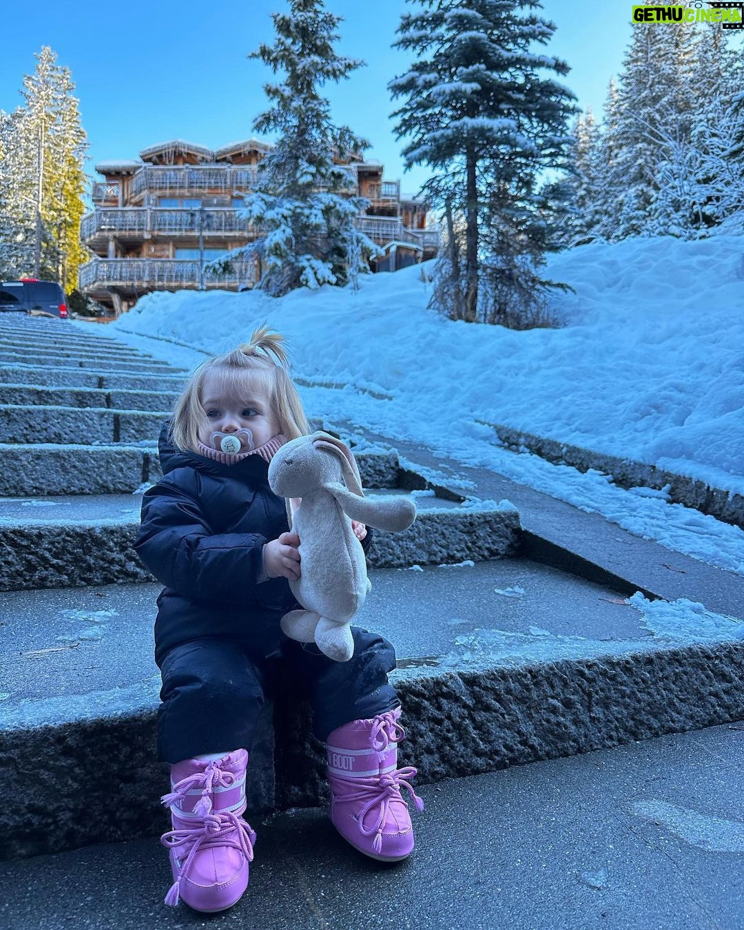Jessica Thivenin Instagram - Nos première vacances au ski en famille ! ❄️Faire découvrir la neige aux enfants c’était incroyable ♥️