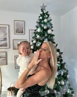 Jessica Thivenin Instagram - Bon réveillon à tous ! Profitez de vos familles et de vos proches ♥️ on vous aime ! La famille Garcia .