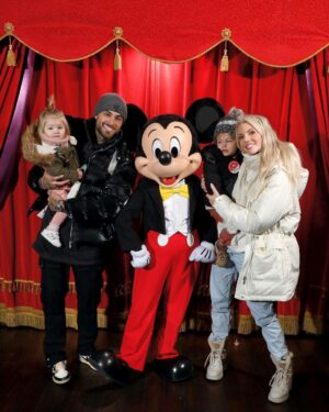 Jessica Thivenin Instagram - Notre petit séjour en famille, dans le monde féerique et merveilleux de Disneyland, quel bonheur indescriptible ♥️