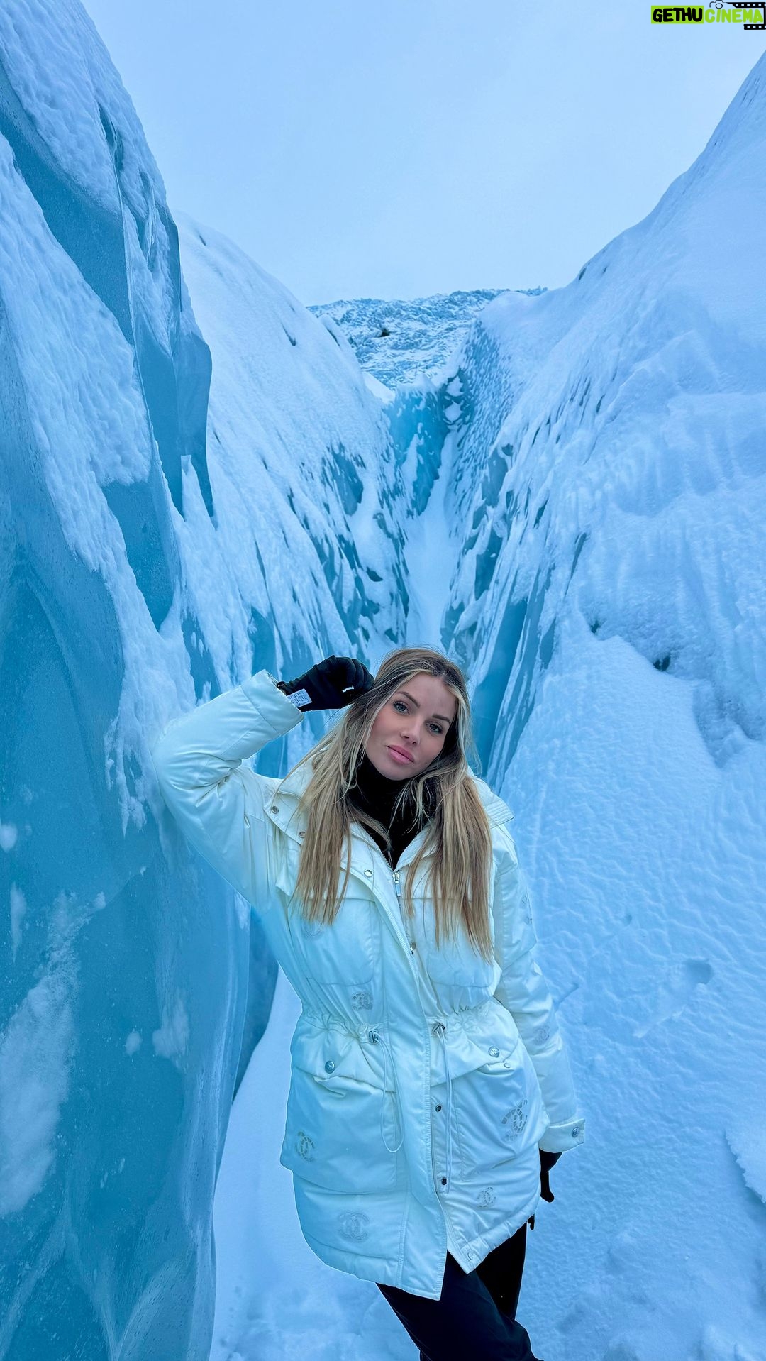 Jessica Thivenin Instagram - Islande 🇮🇸 Voyage que je place dans le top cinq ! J’en garde un souvenir extraordinaire. Ce pays que l’on peut visiter tout au long de l’année, car les paysages changent tout le temps. Notre voyage a été organisé par @tourlane merci a leur équipe de professionnels d’avoir géré nos problèmes d’annulation, de vol escales… si rapidement. Vous avez un devis gratuit et avec mon code promo: JESSTHIB200, vous bénéficiez de -200 € sur votre voyage. Offre valable jusqu’au 31 avril. collaboration commerciale