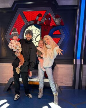 Jessica Thivenin Instagram - Notre petit séjour en famille, dans le monde féerique et merveilleux de Disneyland, quel bonheur indescriptible ♥️