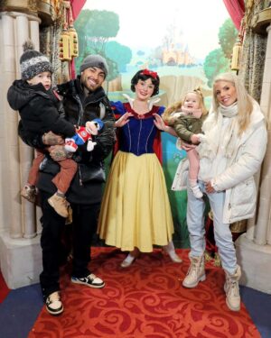Jessica Thivenin Instagram - Notre petit séjour en famille, dans le monde féerique et merveilleux de Disneyland, quel bonheur indescriptible ♥️