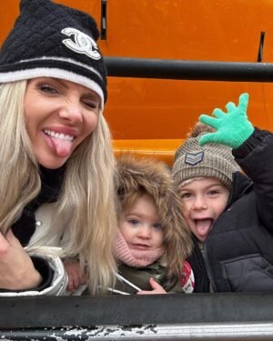 Jessica Thivenin Instagram - Notre petit séjour en famille, dans le monde féerique et merveilleux de Disneyland, quel bonheur indescriptible ♥️