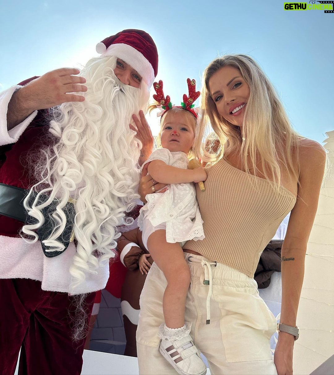 Jessica Thivenin Instagram - Aujourd’hui c’était la journée de Noël a la nursery🎅🏼🎄 , la première pour Leewane, on c’est régalé. Maylone a demandé au papa Noël ce qu’il voulait, et devinez ce que c’est ! 😂