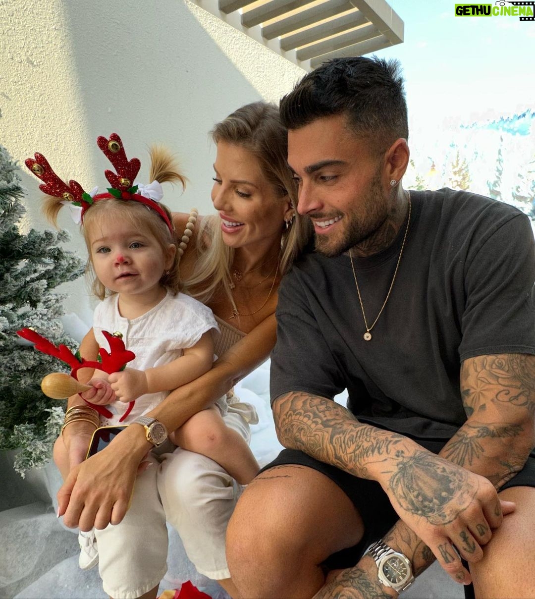 Jessica Thivenin Instagram - Aujourd’hui c’était la journée de Noël a la nursery🎅🏼🎄 , la première pour Leewane, on c’est régalé. Maylone a demandé au papa Noël ce qu’il voulait, et devinez ce que c’est ! 😂