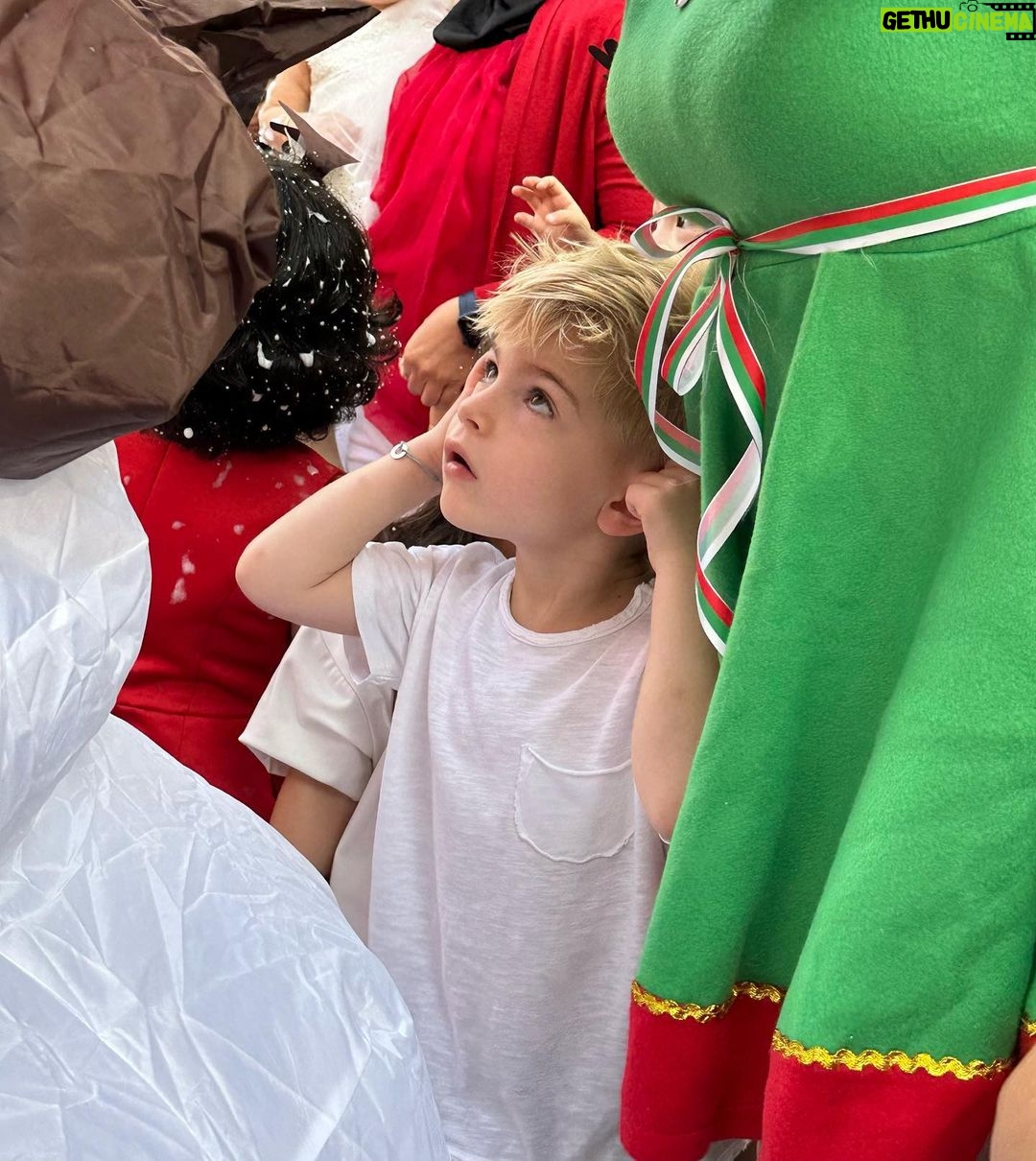 Jessica Thivenin Instagram - Aujourd’hui c’était la journée de Noël a la nursery🎅🏼🎄 , la première pour Leewane, on c’est régalé. Maylone a demandé au papa Noël ce qu’il voulait, et devinez ce que c’est ! 😂
