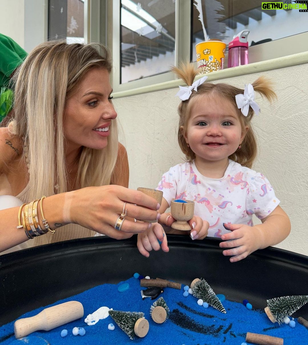 Jessica Thivenin Instagram - Aujourd’hui c’était la journée de Noël a la nursery🎅🏼🎄 , la première pour Leewane, on c’est régalé. Maylone a demandé au papa Noël ce qu’il voulait, et devinez ce que c’est ! 😂