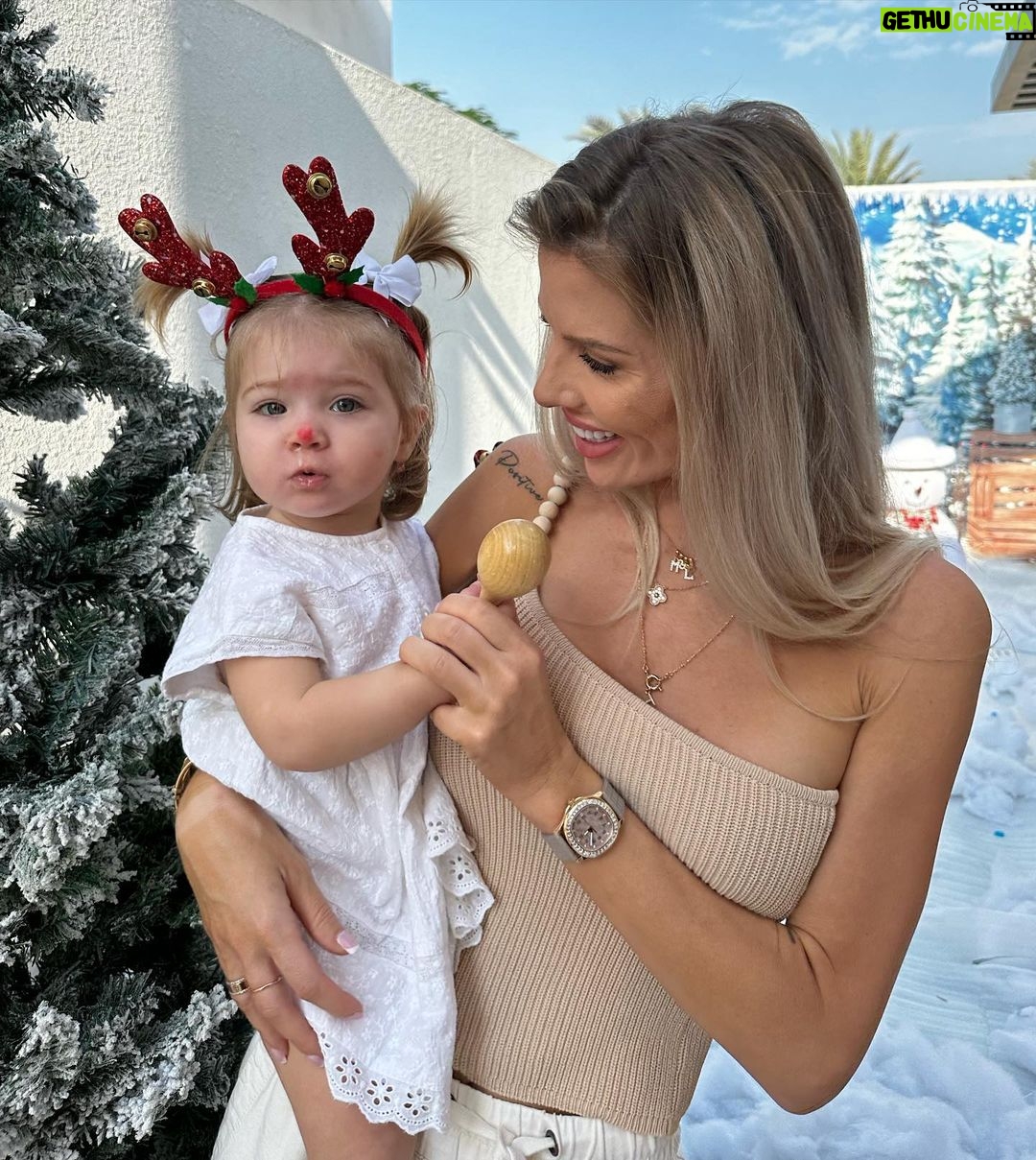 Jessica Thivenin Instagram - Aujourd’hui c’était la journée de Noël a la nursery🎅🏼🎄 , la première pour Leewane, on c’est régalé. Maylone a demandé au papa Noël ce qu’il voulait, et devinez ce que c’est ! 😂