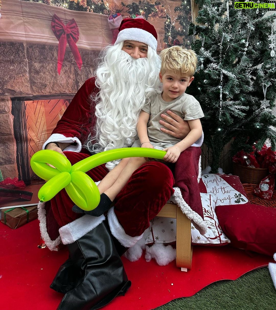 Jessica Thivenin Instagram - Aujourd’hui c’était la journée de Noël a la nursery🎅🏼🎄 , la première pour Leewane, on c’est régalé. Maylone a demandé au papa Noël ce qu’il voulait, et devinez ce que c’est ! 😂